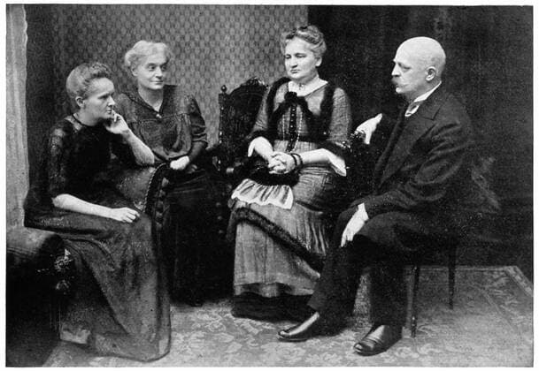 IMAGO ICONS: Marie Curie Marie CURIE (1867-1934) Polish-born French physicist, with her sisters Hela Szalay and Bronya Dluska and brother Joseph Sklodovski in Warsaw, 1912. WHA  !ACHTUNG AUFNAHMEDATUM GESCHÄTZT! Copyright: WHA UnitedArchives0390005806