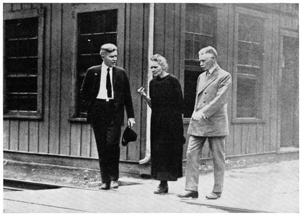 IMAGO ICONS: Marie Curie Marie CURIE (1867-1934) Polish-born French physicist and Nobel laureate during her tour of the United States in 1921 in discussion with two fellow scientists at Pittsburgh. WHA  !ACHTUNG AUFNAHMEDATUM GESCHÄTZT! Copyright: WHA UnitedArchives0390005808
