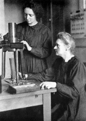 IMAGO ICONS: Marie Curie Marie Curie (1867-1934) Polish-born French physicist, in 1925 with her daughter Irene Joliot-Curie (1897-1956), nuclear physicist, who worked as her mother s assistant at the Radium Institute, Paris, and who shared Nobel prize for chemistry with her husband. WHA  !ACHTUNG AUFNAHMEDATUM GESCHÄTZT! Copyright: WHA UnitedArchives0460000412