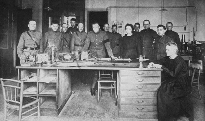 IMAGO ICONS: Marie Curie Marie Curie (1867-1934) Polish-born French physicist, and her daughter Irene, with pupils from the American Expeditionary Corps at the Institute of Radium, Paris, in 1919. WHA  !ACHTUNG AUFNAHMEDATUM GESCHÄTZT! Copyright: WHA UnitedArchives0460000419