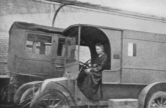 IMAGO ICONS: Marie Curie Marie Curie (1867-1934) Polish-born French physicist driving the Renault car converted into a radiological unit which, from August 1914, she drove from hospital to hospital. WHA  !ACHTUNG AUFNAHMEDATUM GESCHÄTZT! Copyright: WHA UnitedArchives0460000422