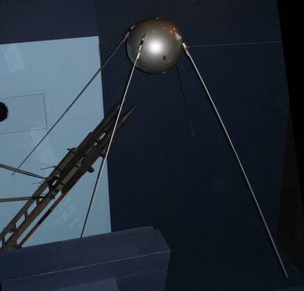 IMAGO History, Sowjetunion startet Sputnik, den ersten von Menschen gebauten Satelliten: 1957 Sputnik 1, replica. Sputnik 1 was launched into the orbit around the earth on October 4th 1957. It was the first man made satellite, made by the Soviet Union. Sputnik remained in orbit around the earth for 3 months after its launch, then burned up in the WHA  !ACHTUNG AUFNAHMEDATUM GESCHÄTZT! Copyright: WHA UnitedArchives510012104