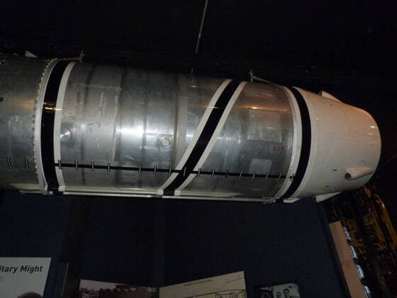 IMAGO History, Sowjetunion startet Sputnik, den ersten von Menschen gebauten Satelliten: 1957 Sputnik 1, replica. Sputnik 1 was launched into the orbit around the earth on October 4th 1957. It was the first man made satellite, made by the Soviet Union. Sputnik remained in orbit around the earth for 3 months after its launch, then burned up in the atmosphere. It started the space race. WHA  !ACHTUNG AUFNAHMEDATUM GESCHÄTZT! Copyright: WHA UnitedArchives510012153