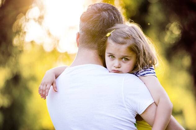 Portrait of sad little girl on father s arms model released Symbolfoto  HAPF000567