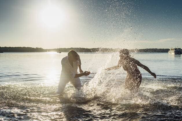 Couple squirting each other with water model released Symbolfoto  MJF001985