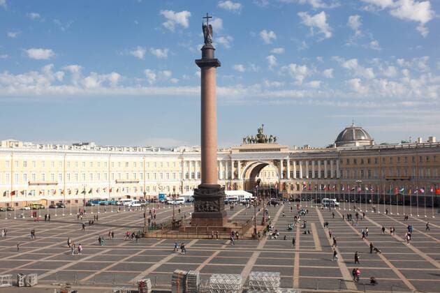 Ermitage - Blick auf den Palastplatz mit Alexanderaäule Die Ermitage - der Winterpalast - St. Petersburg