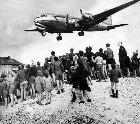70 Jahre Berliner Luftbrücke am 26. Juni Beginn der Berlinblockade, 70. Jahrestag am 24. Juni American aircraft drops food and supplies near a crowd of Berliners during the blockade of Berlin (known as the Berlin Airlift) 1948-1949. WHA  !ACHTUNG AUFNAHMEDATUM GESCHÄTZT! Copyright: WHA UnitedArchivesWHA_033_0366
