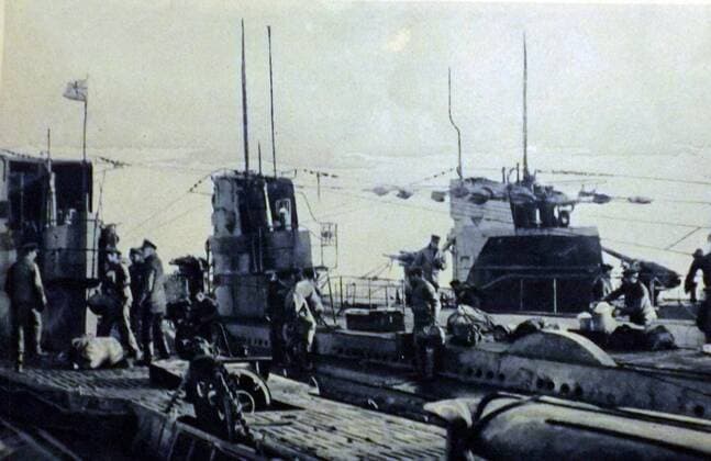World War I - German submarine (U-Boat) crews surrender to British Forces at the English port of Harwich 1918 WHA  !ACHTUNG AUFNAHMEDATUM GESCHÄTZT! Copyright: WHA UnitedArchivesWHA_037_0002