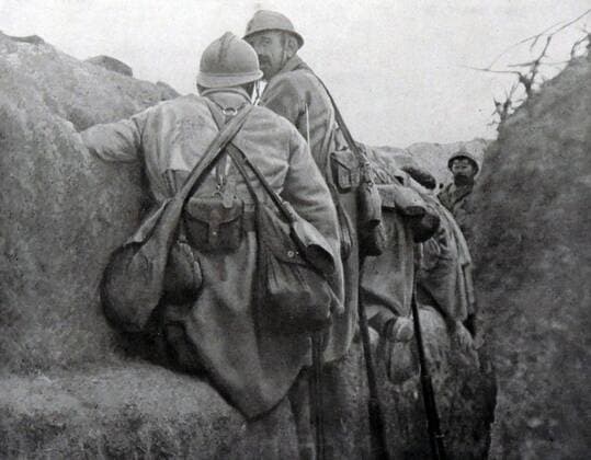 World War 1 - French soldiers look nervously from the limited shelter offered by their trenches at the beginning of the Battle of Champagne, 1915. WHA  !ACHTUNG AUFNAHMEDATUM GESCHÄTZT! Copyright: WHA UnitedArchivesWHA_037_0293