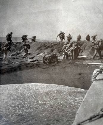 Dash to Shore, Iwo jima 1945. US forces storm ashore on the beaches during the invasion of Iwo-jima. WHA  !ACHTUNG AUFNAHMEDATUM GESCHÄTZT! Copyright: WHA UnitedArchivesWHA_037_0562