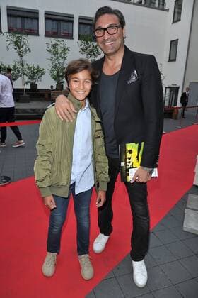 Premiere Shadowland 2 Mousse T, eigentlich Mustafa GuendoÄüdu mit Sohn Sol Ankunft Premiere Shadowland 2, das neue Abenteuer im Admiralspalast in Berlin am 28.07.2016
