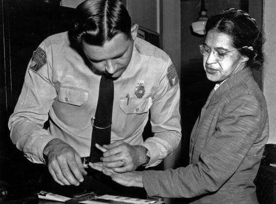 IMAGO History, U.S. Bürgerrechtsbewegung: 1954-1968 Rosa Parks is fingerprinted by police Lt. D.H. Lackey in Montgomery 1956. WHA  !ACHTUNG AUFNAHMEDATUM GESCHÄTZT! Copyright: WHA UnitedArchivesWHA_5154_TR