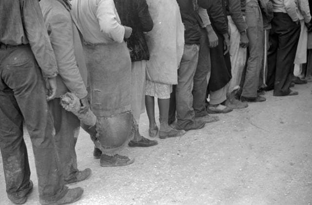Vegetable workers, migrants, waiting after work to be paid. Near Homestead, Florida dated 19380101 WHA  !ACHTUNG AUFNAHMEDATUM GESCHÄTZT! Copyright: WHA UnitedArchivesWHA_039_0606