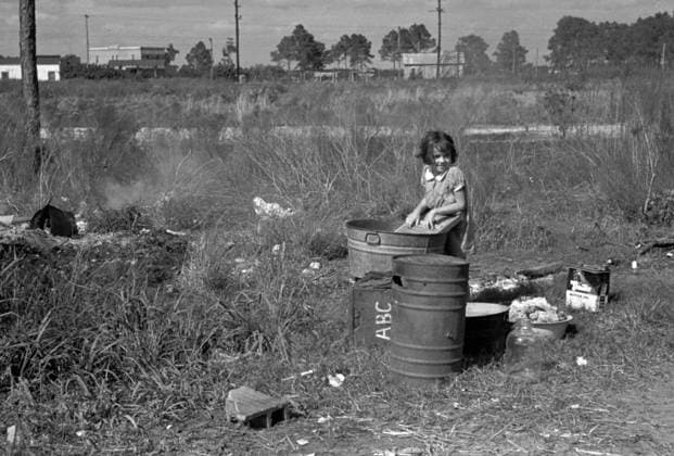 Wash day. The daughter of a migrant fruit worker from Tennessee, now encamped near Winter Haven, Florida 19370101 WHA  !ACHTUNG AUFNAHMEDATUM GESCHÄTZT! Copyright: WHA UnitedArchivesWHA_039_0613