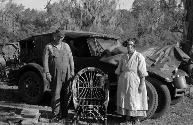 Migrant cane chair maker and wife in front of their automobile home, near Paradis, Louisiana, 19380101; by Russell lee, 1903-1986, WHA  !ACHTUNG AUFNAHMEDATUM GESCHÄTZT! Copyright: WHA UnitedArchivesWHA_039_0664