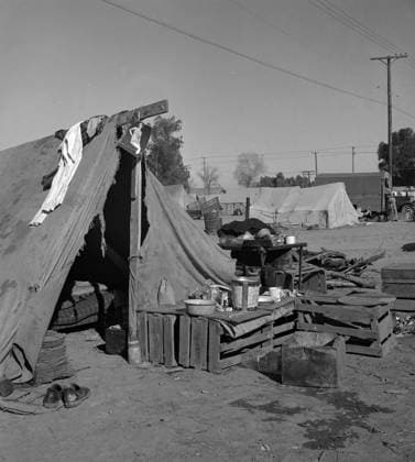 Near Holtville, Imperial Valley, California. Migratory labour housing during carrot harvest. This field owned by proprietor of adjoining grocery and general store who allows workers to camp here rent-free. Approximately sixty families were living in camp by Dorothea Lange 1895-1965, dated 19390101 WHA  !ACHTUNG AUFNAHMEDATUM GESCHÄTZT! Copyright: WHA UnitedArchivesWHA_039_0720
