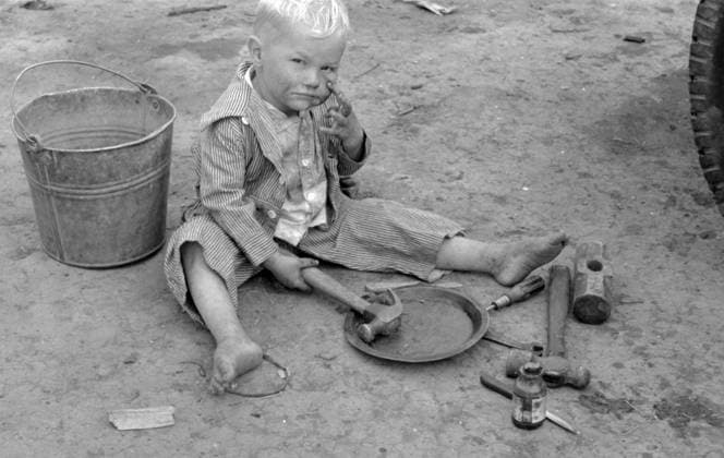 Child of white migrant worker playing with automobile tools near Harlingen, Texas by Russell Lee, 1903-1986, dated 19390101. WHA  !ACHTUNG AUFNAHMEDATUM GESCHÄTZT! Copyright: WHA UnitedArchivesWHA_039_0877