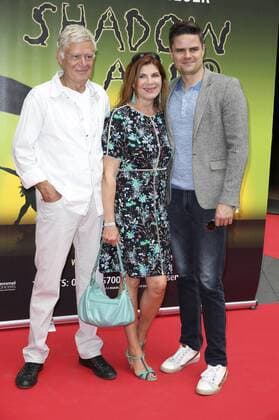 Rüdiger Joswig und Claudia Wenzel mit Sohn Sascha bei der Premiere der Tanzshow Shadowland 2 - Neues aus dem Reich der Schatten im Admiralspalast. Berlin, 28.07.2016 Foto:xS.xGabschx xFuturexImage