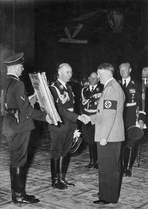 Adolf Hitler presented with a painting from SS Chief Heinrich Himmler, circa 1937. WHA  !ACHTUNG AUFNAHMEDATUM GESCHÄTZT! Copyright: WHA UnitedArchivesWHA_041_0797