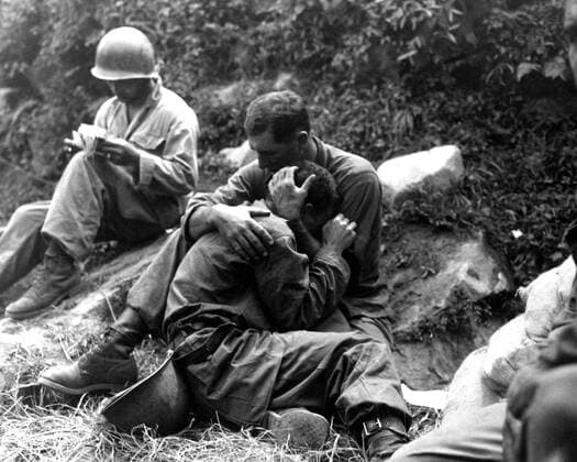 Korea-Krieg 1950-1953 - Aufnahmedaten geschätzt Korean War 1953. American soldier comforts another soldier in distress WHA  !ACHTUNG AUFNAHMEDATUM GESCHÄTZT! Copyright: WHA UnitedArchivesWHA_042_0721