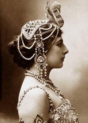 Margaretha MacLeod, better known by the stage name Mata Hari, 1876-1917, Dutch exotic dancer and courtesan who was convicted of being a spy and executed by firing squad in France WHA  !ACHTUNG AUFNAHMEDATUM GESCHÄTZT! Copyright: WHA UnitedArchivesWHA_044_0375