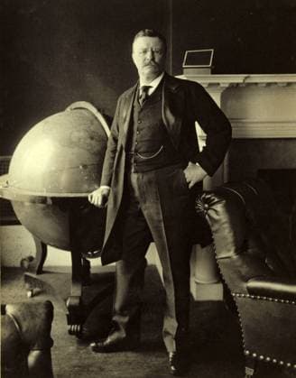 USWahl2024, die großen Präsidenten, Theodore Roosevelt Theodore Roosevelt, full-length portrait, standing beside large globe, facing front 1903 WHA  !ACHTUNG AUFNAHMEDATUM GESCHÄTZT! Copyright: WHA UnitedArchivesWHA_40_060
