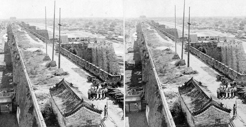The Wall of Peking guarded by the Russian artillery, China c1900. Russian soldiers and cannons assembled on the Beijing city wall. 1900 WHA  !ACHTUNG AUFNAHMEDATUM GESCHÄTZT! Copyright: WHA UnitedArchivesWHA_40_300