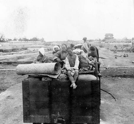 Chinese Christians sitting on their belongs, which are piled on a truck leaving Peking, China in the time of the Boxer Rebellion c1902. WHA  !ACHTUNG AUFNAHMEDATUM GESCHÄTZT! Copyright: WHA UnitedArchivesWHA_40_315