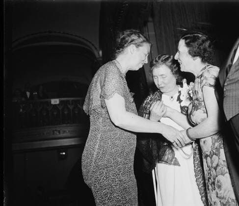 Berühmte Feministinnen, Eleanor Roosevelt Helen Keller 1880-1968, with eleanor roosevelt 1936. Helen Adams Keller; American author, political activist, and lecturer. She was the first deaf, blind person to earn a Bachelor of Arts degree. The story of how Keller s teacher, Anne Sullivan, broke through the isolation imposed by a near complete lack of language, allowing the girl to blossom as she learned to communicate, has become widely known through the dramatic depictions of the play and film The Miracle Worker. Her birthday on June 27 is commemorated as Helen Keller Day in the U.S. WHA  !ACHTUNG AUFNAHMEDATUM GESCHÄTZT! Copyright: WHA UnitedArchivesWHA_40_592