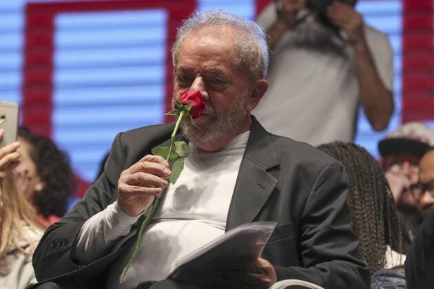 Bilder des Tages Lula da Silva spricht vor sozialistischer Jugendorganisation in Sao Paulo Brazilian president Luiz Inacio Lula da Silva participates in the event of the Union of Socialist Youth in Sao Paulo, Brazil, on 29 July 2016. The president Lula is from now convict of justice, after a court accepted the claim that tried to buy the silence of one of those involved in corruption in state oil company Petrobras. EFE Sebastião Moreira A JUDGE SITS LULA ON THE BENCH OF CONVICTED BY ALLEGED BRIBERY ATTEMPT !ACHTUNG: NUR REDAKTIONELLE NUTZUNG!  BRA 61 20160730-636054444754441087