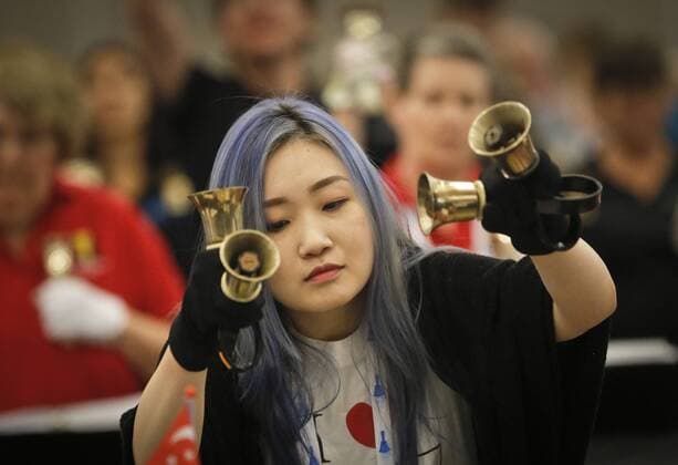 Bilder des Tages Handglocken-Treffen in Vancouver, Kanada (160730) -- VANCOUVER, July 29, 2016 -- A handbell musician follows the notes during the mass rehearsal of the 17th International Handbell Symposium in Vancouver, Canada, July, 29, 2016. The event brought nearly 700 handbell musicians together to share their musical experience with handbells via group rehearsals and concert. ) (yy) CANADA-VANCOUVER-INTERNATIONAL HANDBELL SYMPOSIUM Liangxsen 