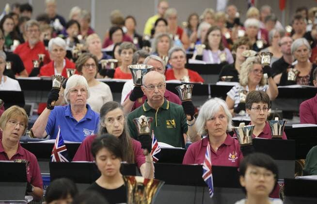 Handglocken-Treffen in Vancouver, Kanada (160730) -- VANCOUVER, July 29, 2016 -- Handbell musicians follow the notes during the mass rehearsal of the 17th International Handbell Symposium in Vancouver, Canada, July, 29, 2016. The event brought nearly 700 handbell musicians together to share their musical experience with handbells via group rehearsals and concert. ) (yy) CANADA-VANCOUVER-INTERNATIONAL HANDBELL SYMPOSIUM Liangxsen 