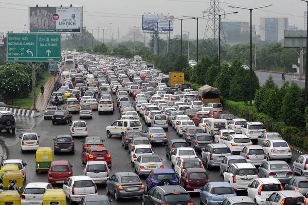 IMAGO Nature: Unsere Erde, Umweltprobleme, Überbevölkerung NOIDA, INDIA - JULY 29: Heavy rains caused massive water logging due to which vehicles were moving slowly and caused huge traffic jams in the city, on July 29, 2016 in Noida, India. Heavy rains lashed Delhi yesterday and several roads were water-logged, causing hardships to thousands of office goers and other commuters throughout the day. (Photo by Sunil Ghosh Hindustan Times ) Heavy Rains In Delhi NCR, Monster Jam Leaves Commuters On Road For Hours
