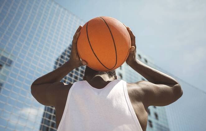 IMAGO Creative, Urban Lifestyle Young man holding basketball behind his head model released Symbolfoto  DAPF000192