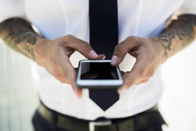 Youniverse - Urban Lifestyle Man s hands text messaging, close-up model released Symbolfoto  GIOF001254