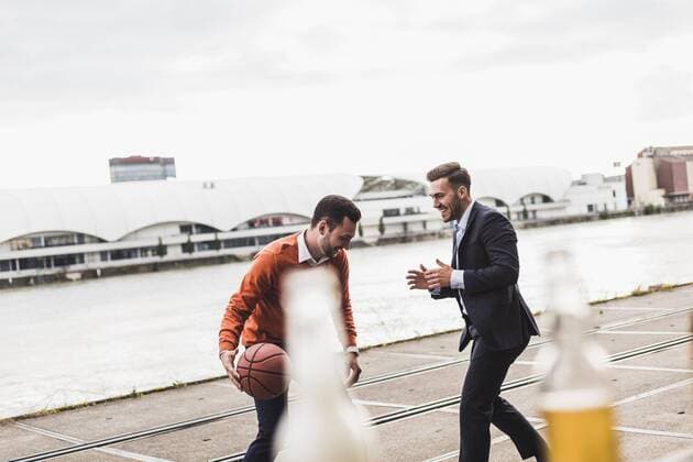 IMAGO Creative, Urban Lifestyle Two colleagues playing basketball after work and having a beer model released Symbolfoto  UUF008031