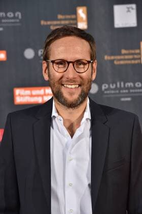 Der Moderator Simon Beeck posiert am 01.08.2016 in Köln auf dem roten Teppich bei der Premiere des Actionfilm Collide .