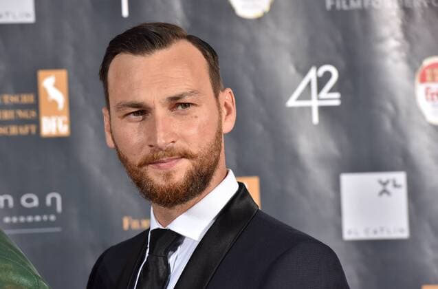 Der Schauspieler Johnny Palmiero posiert am 01.08.2016 in Köln auf dem roten Teppich bei der Premiere des Actionfilm Collide .