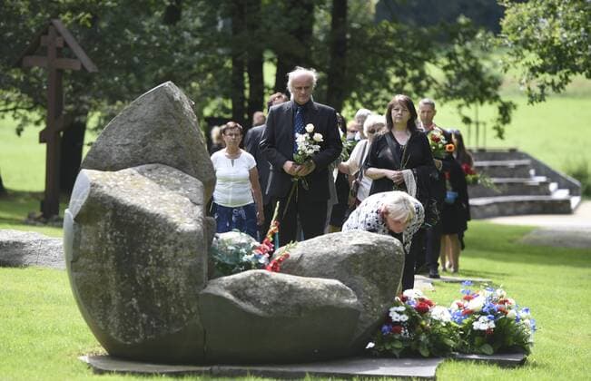 Völkermord an Sinti und Roma - Europaweiter Gedenktag: Gedenken in Prag Meeting to commemorate Romany victims of Nazism at the burial place of inmates of wartime concentration camp for Romanies in Lety, Czech Republic, August 2, 2016. Pictured centre is musician and former politician Michael Kocab. (CTKxPhoto VaclavxPancer) CTKPhotoP201608020354801  VPC_4