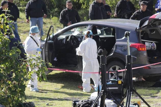 Forensic experts and Federal policemen inspect the vehicle were Jose Antamaria Zavala, Mayor of Huehuetlan el Grande, was shot dead this early morning in Puebla, Mexico, 2 August 2016. The body was found inside Zavala s vehicle at Valsequillo-Tecali road after some gunmen who travelled in other car opened fire, according to preliminary reports. EFE Alex Cortes MAYOR OF HUHUETLAN SHOT DEAD IN MEXICO !ACHTUNG: NUR REDAKTIONELLE NUTZUNG!  HUH002 20160802-636057663577854871