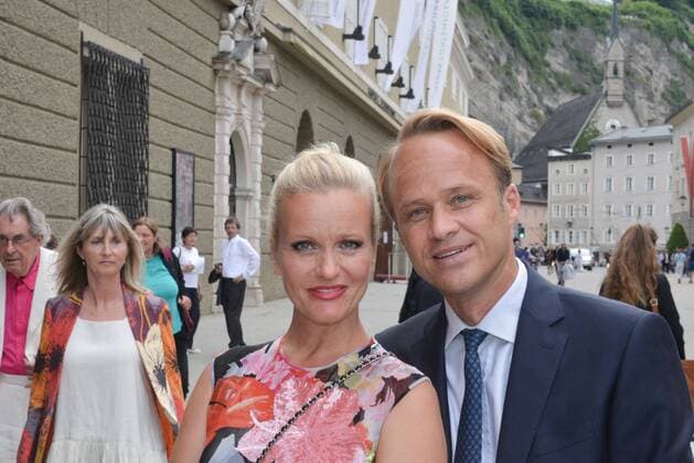 Festspielauffahrt zur Premiere von Manon Lescaut in Salzburg. Dieses Bild zeigt die Chefredakteurin des Magazines ELLE Sabine Nedelchev mit Begleiter 2016 - Festspielauffahrt zur Premiere von Manon Lescaut in Salzburg