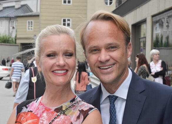 Festspielauffahrt zur Premiere von Manon Lescaut in Salzburg. Dieses Bild zeigt die Chefredakteurin des Magazines ELLE Sabine Nedelchev mit Begleiter 2016 - Festspielauffahrt zur Premiere von Manon Lescaut in Salzburg