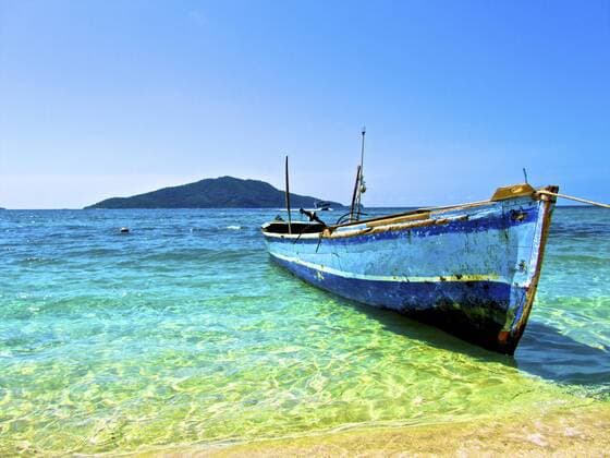 A lone boat on the shore of Cayos Cochinos, Honduras.  Copyright: AmandaxNicholls StocktrekxImages AMN400039U