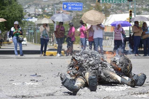 Proteste gegen Bildungspolitik in Mexiko August 2, 2016 - Mexico - EUM20160802ACT15.JPG.CHILPANCINGO, Gro., Education Educacion-CETEG.- Integrantes de la CETEG queman este martes, 2 de agosto de 2016 en la ciudad de Chilpancingo, algunos Judas con imagenes de Enrique Pena Nieto, Aurelio Nuno Mayer, Angel Aguirre y Miguel Angel Osorio Chong, como protesta en contra de la reforma educativa. Foto: Agencia EL UNIVERSAL Dassaev Tellez Adame EVZ Mexico  - ZUMAu78_