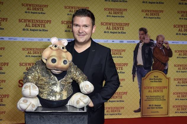 Sebastian Reich mit Puppe Amanda bei der Premiere des Kinofilms Schweinskopf al dente im Mathäser Filmpalast. München, 02.08.2016 Foto:xP.xSchönbergerx xFuturexImage