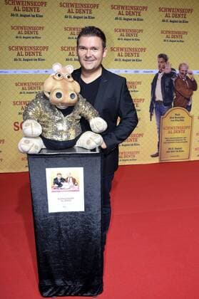Sebastian Reich mit Puppe Amanda bei der Premiere des Kinofilms Schweinskopf al dente im Mathäser Filmpalast. München, 02.08.2016 Foto:xP.xSchönbergerx xFuturexImage
