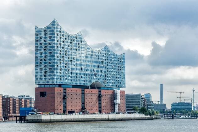 Hamburg Die Elbphilharmonie von der Wasserseite, THEMENBILD Freie und Hansestadt Hamburg, 30.07.2016 Copyright: Hommesx Eibner-Pressefoto EP_mhs