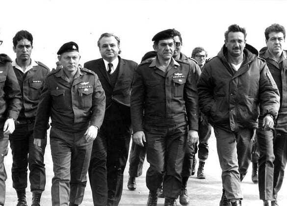 David Elazar (27 August 1925 – 15 April 1976) Chief of Staff of the Israel Defense Forces (IDF), serving in that capacity from 1972 to 1974. He was forced to resign in the aftermath of the Yom Kippur War. The first concrete result of this was the initial military disengagement agreement, signed by Israel and Egypt on January 18, 1974. Flanked left by General Adan WHA  !ACHTUNG AUFNAHMEDATUM GESCHÄTZT! Copyright: WHA UnitedArchivesWHA_046_0553