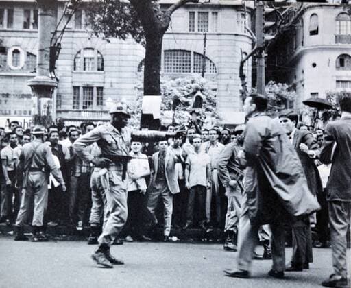 Brazilians gather on the streeets in Rio De Janeiro during the military Coup d Etat of 1964 WHA  !ACHTUNG AUFNAHMEDATUM GESCHÄTZT! Copyright: WHA UnitedArchivesWHA_047_0126
