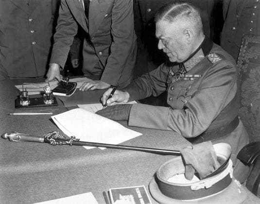Chronik: 1945 - Kriegsende nach bedingungsloser Kapitulation der Wehrmacht Photograph of Field Marshal Wilhelm Keitel (1882-1946) signing the ratified surrender terms for the German military in Berlin. Dated 1945 WHA  !ACHTUNG AUFNAHMEDATUM GESCHÄTZT! Copyright: WHA UnitedArchivesWHA_047_0487